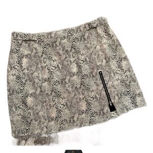 Hem & thread snakeprint skirt size large